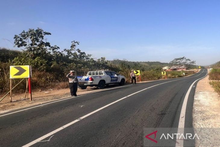 Satlantas Polres Tanbu pasang rambu di jalur ekstrem Batulicin-Banjarbaru