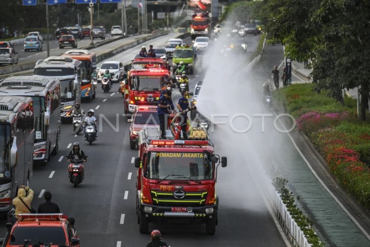 Penyemprotan air antisipasi dampak abu vulkanik di Jakarta