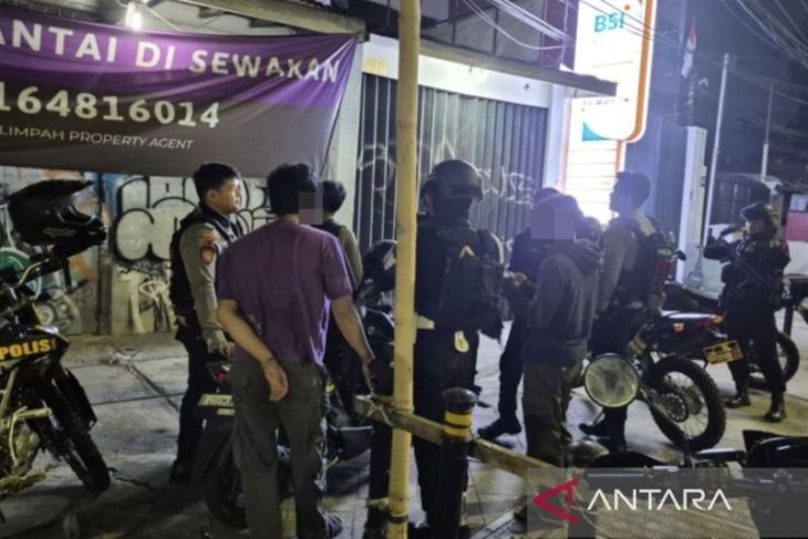 Polisi bubarkan tawuran dan amankan dua sajam di Jaktim
