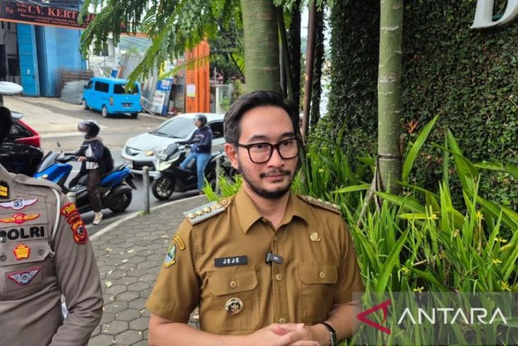 Bandung Barat tuntaskan 1,3 km Jalan Cilumber-Cikole dengan hotmix