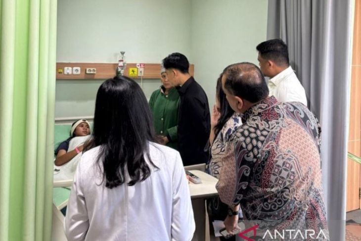 Wapres Gibran dan Gubernur Bobby tinjau siswi bermasalah dengan menu MBG di Karo