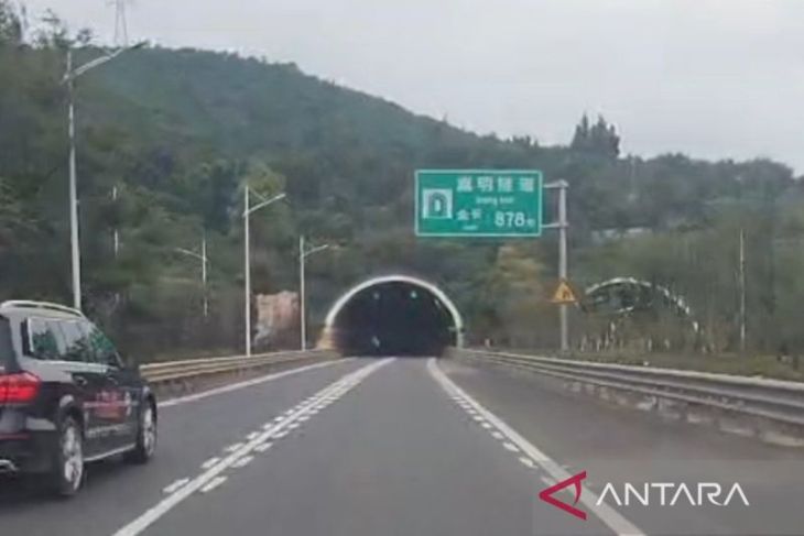 Di China, Kakek-Nenek asal Aceh keliling dunia hadapi puluhan terowongan