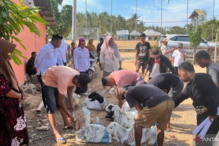 Legislator Gorontalo Utara kawal penyaluran bantuan ternak kambing