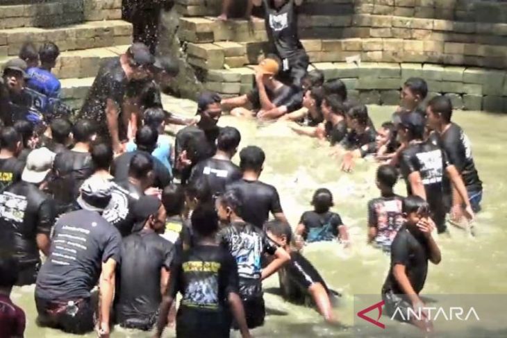 Warga Tawun Ngawi lestarikan tradisi dengan upacara Keduk Beji 2026