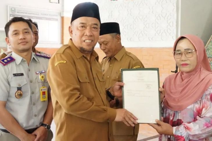 Pemkab Magetan serahkan 451 sertifikat tanah PTSL warga Kartoharjo