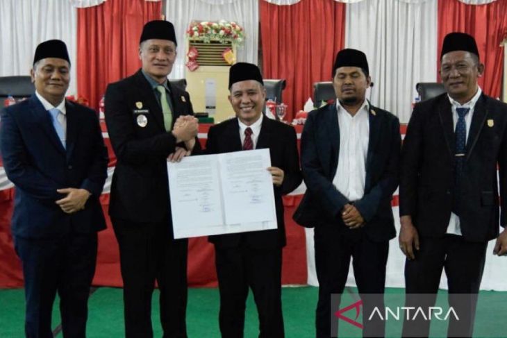 Wabup AFN ikuti rapat paripurna penandatanganan nota kesepakatan perubahan KUA - PPAS di DPRD Palas
