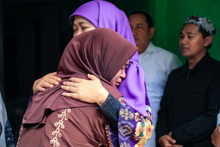 Khofifah fasilitasi pendidikan keluarga korban KM Virgo