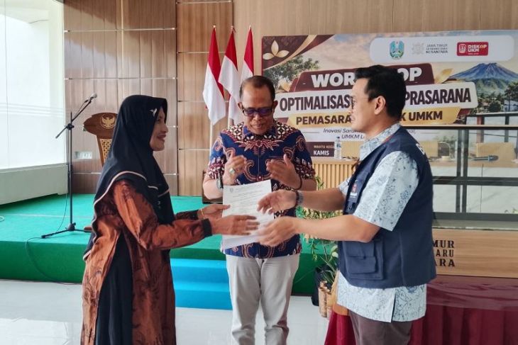 25 pelaku UMKM di Probolinggo terima bantuan sarana etalase