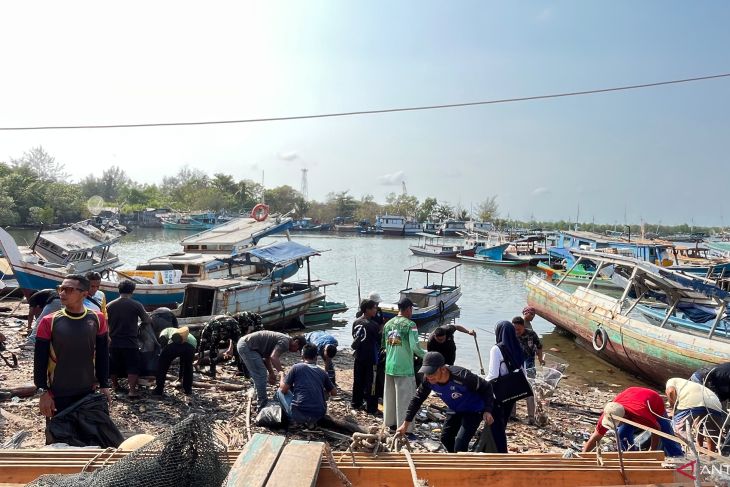 TNI gandeng masyarakat bersihkan Pantai Tanjungpendam Belitung