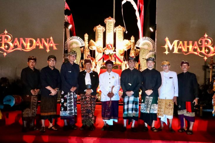 Puncak peringatan 120 tahun Puputan Badung ditandai dengan penancapan keris