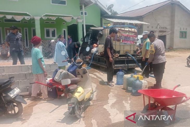 Polisi Bangka Barat-perusahaan salurkan air bersih ke warga yang alami kekeringan
