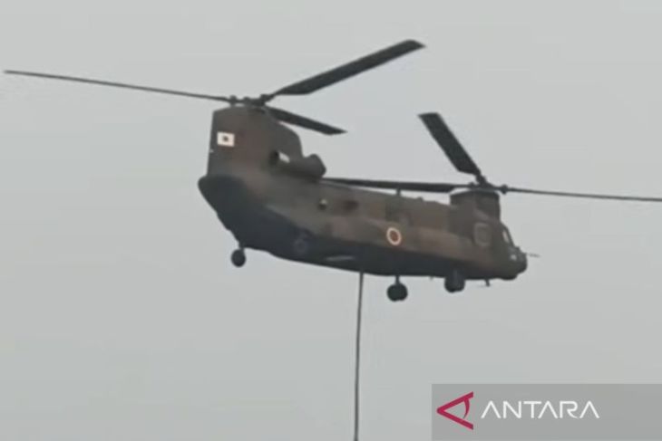 Helikopter Chinook Jepang perdana lakukan water bombing di Ketapang