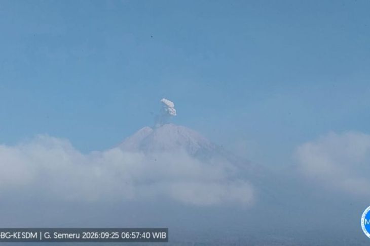 Dua kali erupsi, letusan Semeru 700 meter di atas puncak