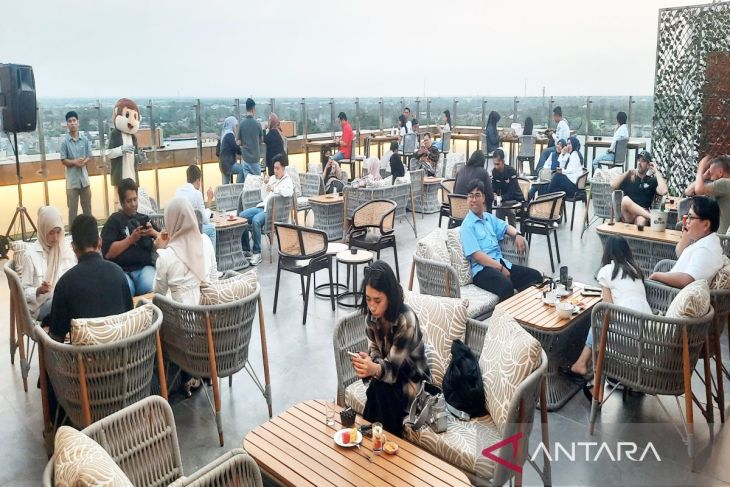 Stratos Rooftop & Bar, nongkrong asik di ketinggian langit Banjarbaru