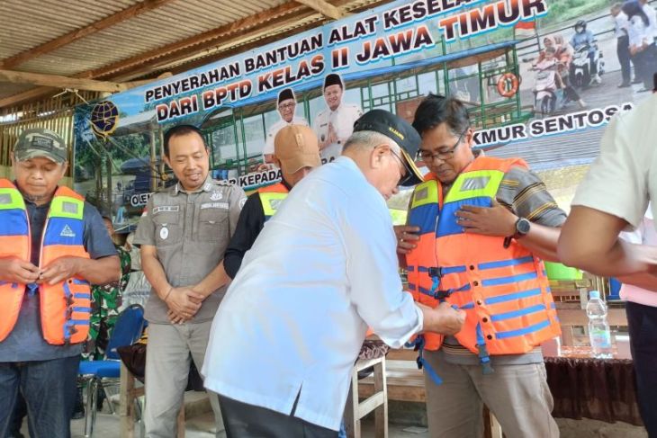 Pemkab Blitar salurkan baju pelampung tekan risiko kecelakaan di air