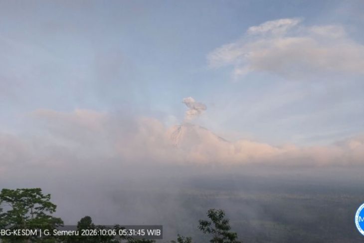 Gunung Semeru erupsi dengan tinggi letusan 900 meter
