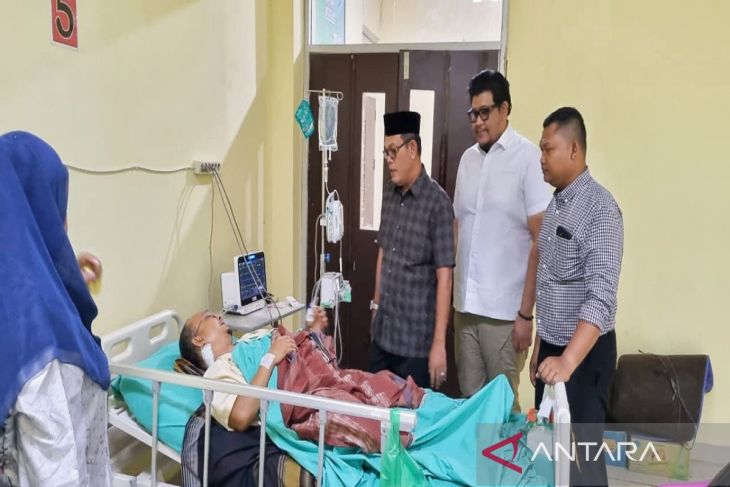 Anggota DPRD Madina Fraksi Golkar besuk Binsar di RSUD Panyabungan