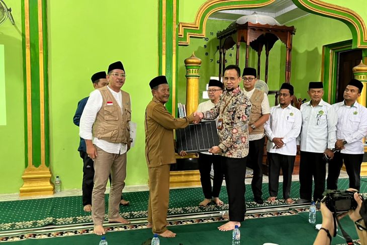 Masjid terdampak bencana di Aceh Tamiang terima bantuan wakaf panel surya