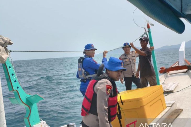 Satpolairud Polres Bangka berhasil evakuasi kapal nelayan rusak mesin