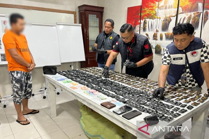 Satresnarkoba Polrestabes Medan ringkus kurir 450 pod getar asal Malaysia