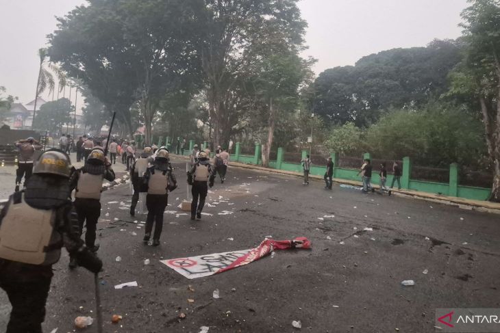 Polisi pukul mundur aksi unjuk rasa soal penanganan karhutla di Jambi