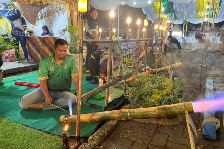Warga Mainkan Meriam Bambu di Pekan Budaya Tradisional Medan 2026