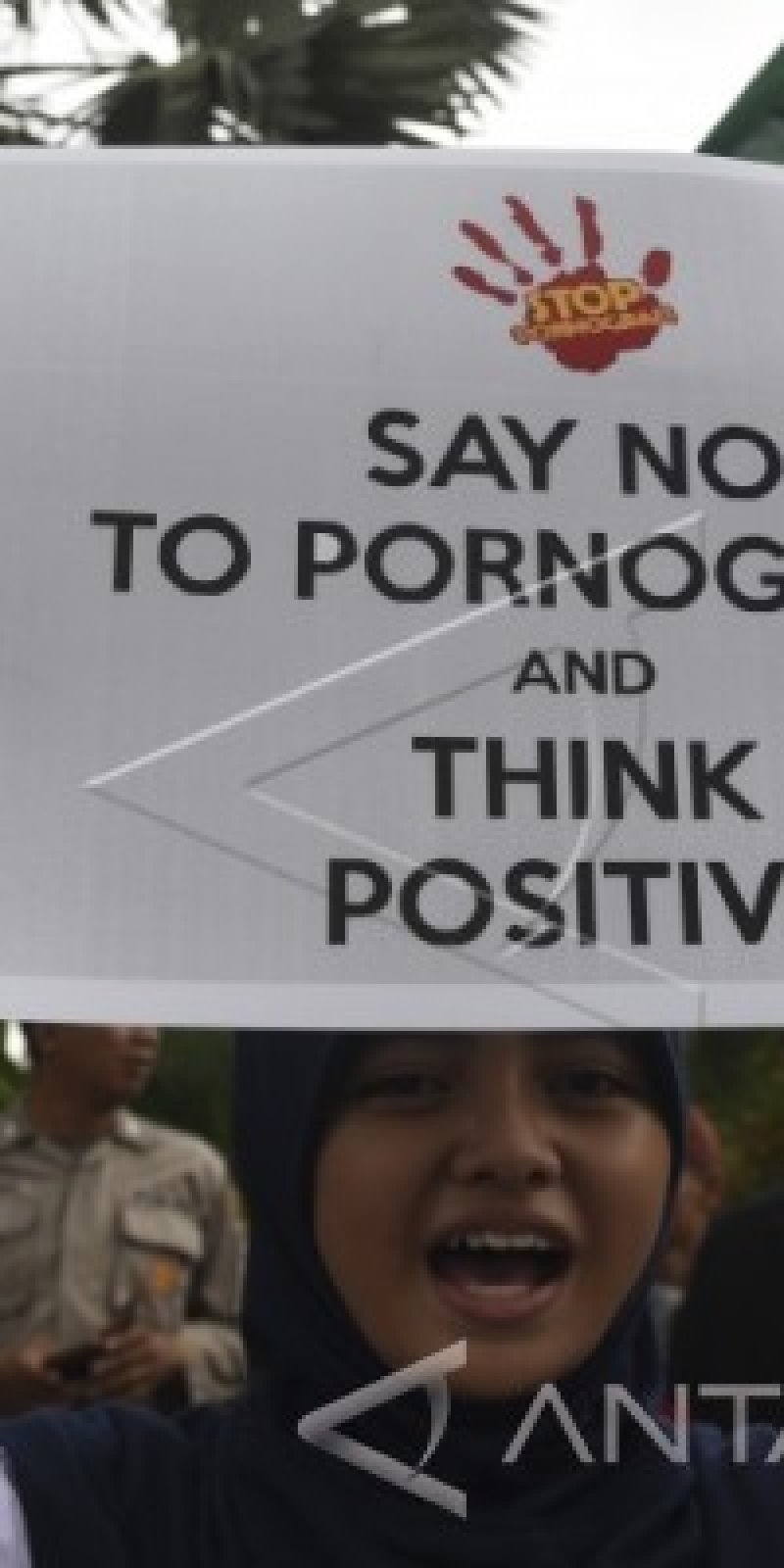 Issiq joja Lilit Oxirgi birinchi dosti uchun striptiz qiladi, unga eshagini yalashiga imkon beradi v