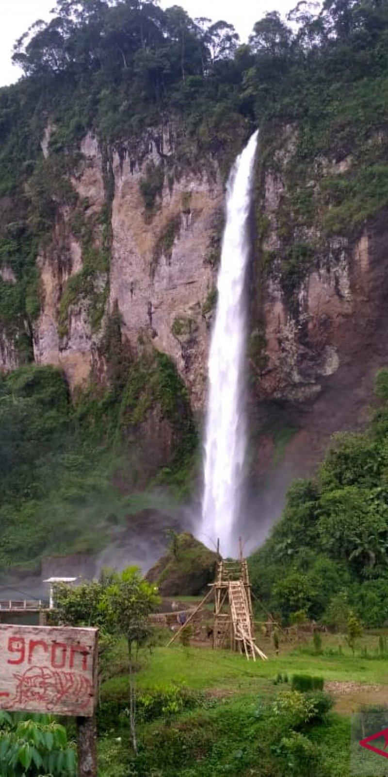 Curug Ngebul Cianjur jadi objek wisata favorit di Jabar - ANTARA Curug Ngebul Cianjur jadi objek wisata favorit di Jabar - ANTARA