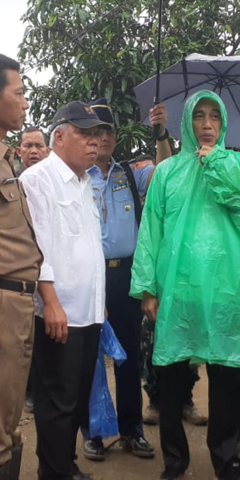 Jas Hujan Plastik Yang Dikenakan Jokowi Itu Praktis Dan Harga Hanya Rp10 000 Antara News Jawa Barat