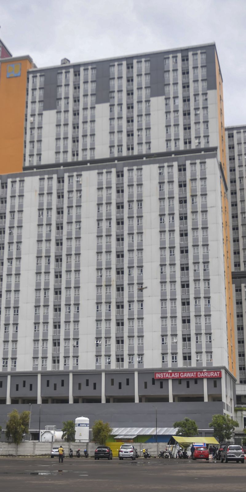 Onam oglini sikadi porno video Dumaloq kokraklari bilan yalangoch qiz