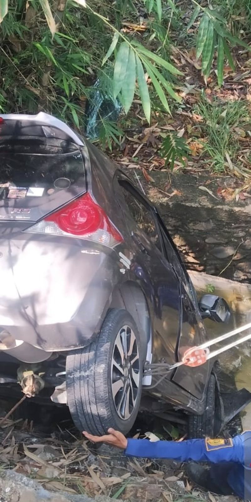 Damkar Bogor evakuasi mobil terjun ke jurang akibat lupa aktifkan rem tangan - ANTARA News Megapolitan