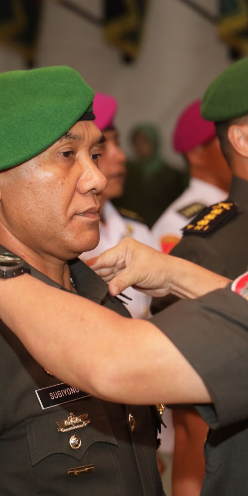 Erkak jinsiy olatni silagan kokrakli qoramagizni suratga oladi. Chexiya pornosi: olomon ichida bitta