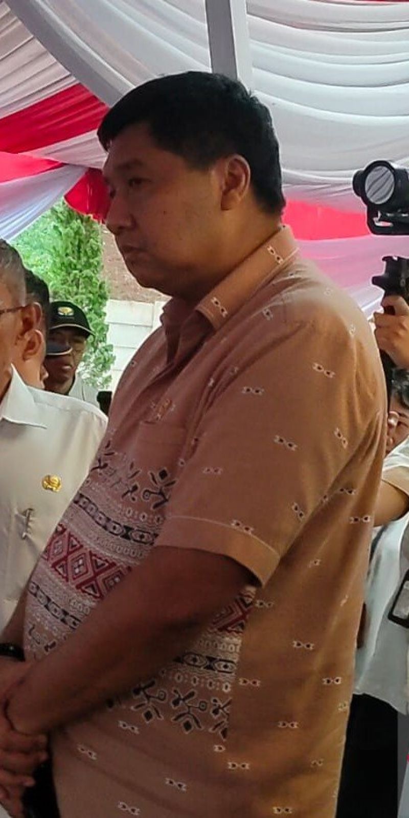 Menteri Perumahan serahkan bantuan Presiden untuk kelengkapan masjid perumahan relokasi