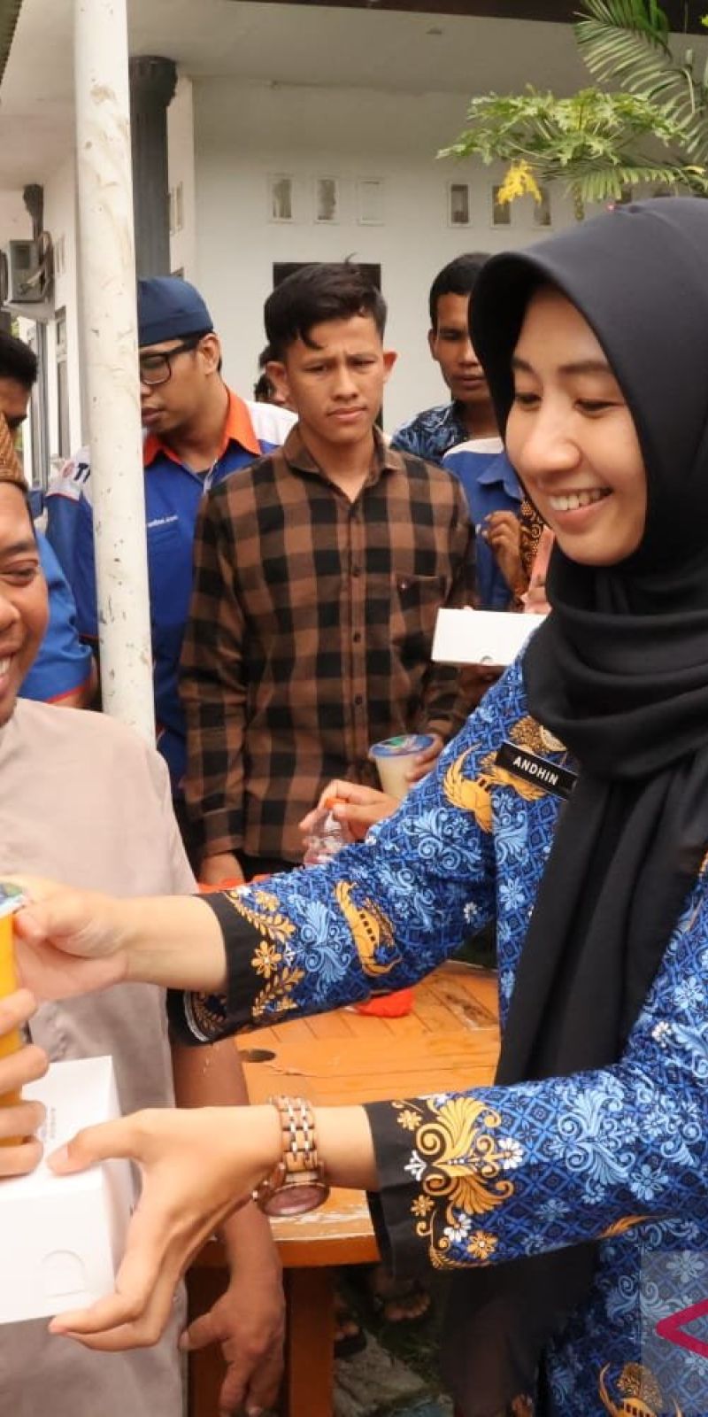 Imigrasi Surabaya bagikan 130 paket makanan bergizi