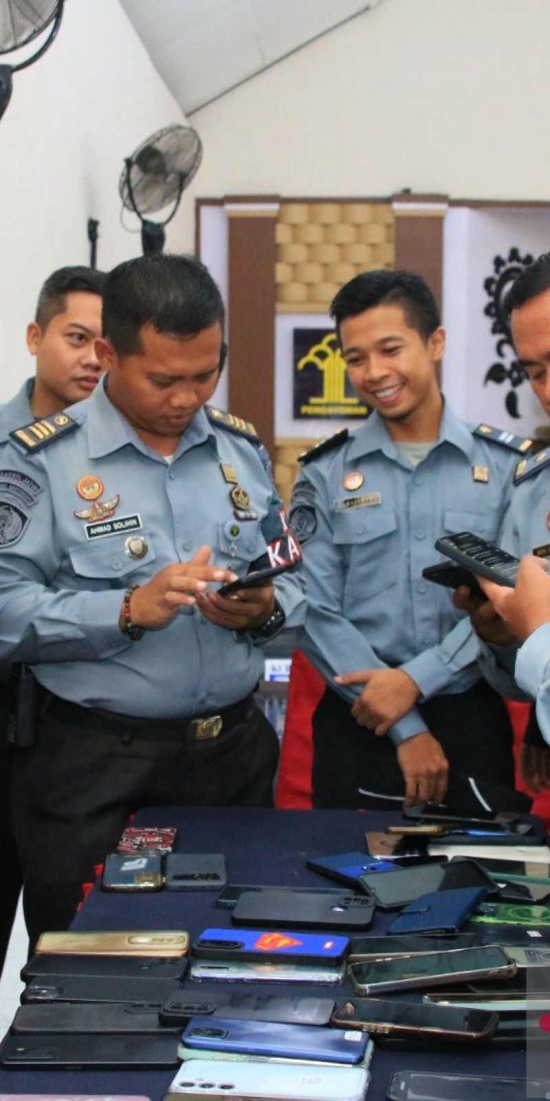 Kepala Lapas Banyuwangi cek gawai pegawainya antisipasi judi daring