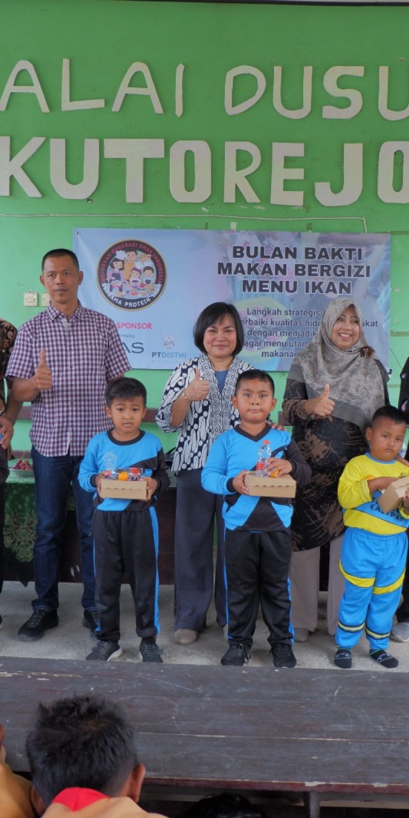 Perusahaan swasta Banyuwangi berbagi makanan bergizi menu ikan di Desa Kalipait