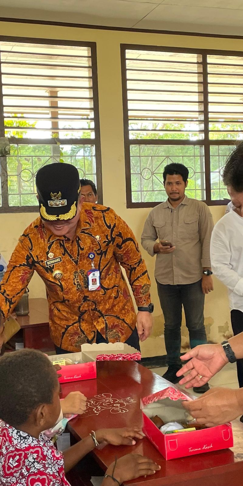 Pemkot Sorong salurkan 300 makanan bergizi gratis di SDN 6