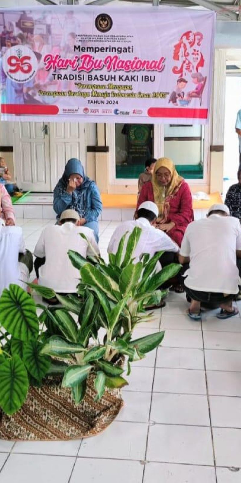 Lapas Suliki lakukan tradisi basuh kaki ibu memperingati Hari Ibu ke-96