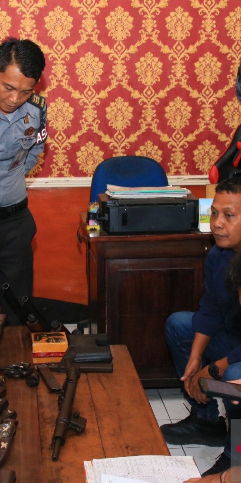 Polisi periksa kelengkapan dokumen senpi petugas Lapas Banyuwangi