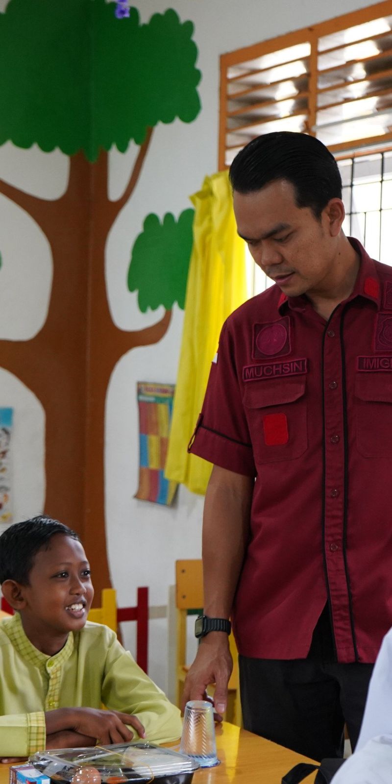 Imigrasi bagikan makan bergizi gratis bagi pelajar di Sabang