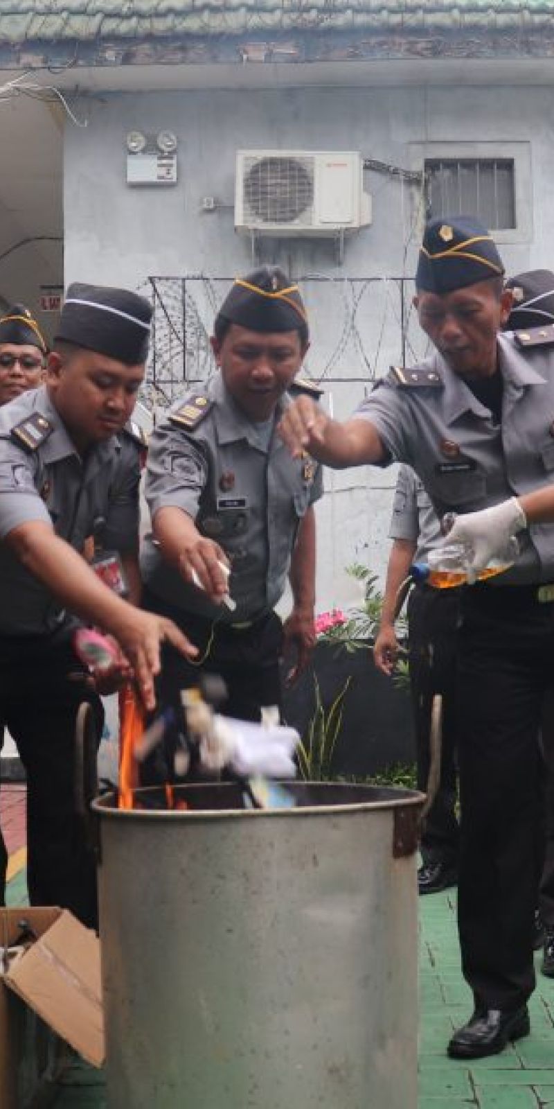 Rutan Kraksaan Probolinggo musnahkan barang bukti hasil penggeledahan