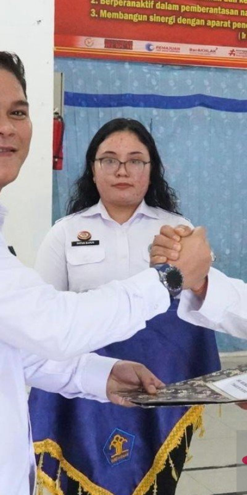 Seorang warga binaan Rutan Kelas I Medan terima remisi Imlek 2025