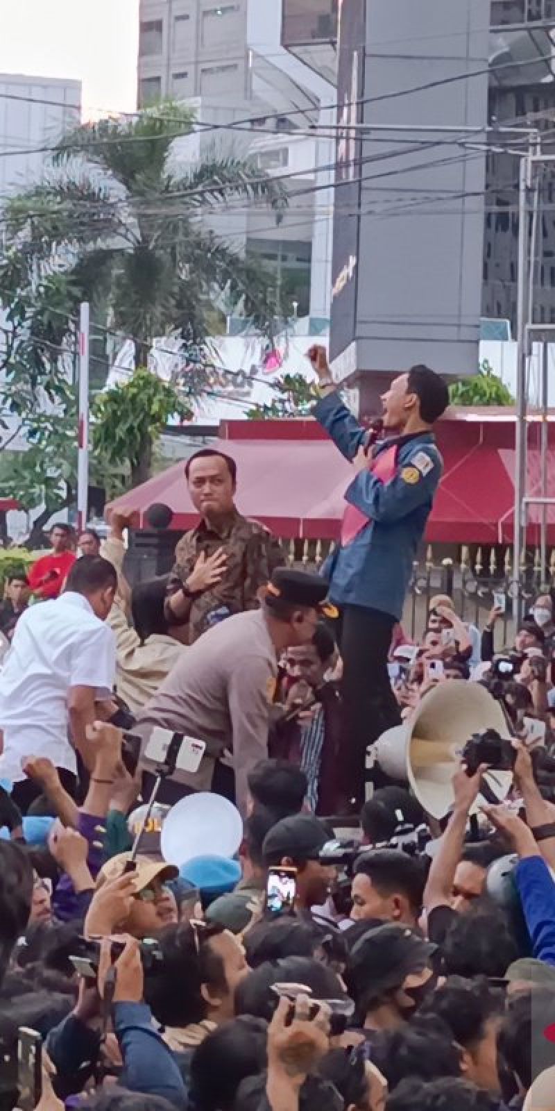 Mensesneg temui mahasiswa pendemo di Patung Kuda