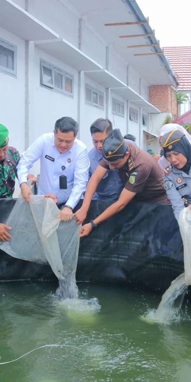 Ditjenpas dan kepolisian tabur benih ikan serta tinjau lahan pertanian di Lapas
