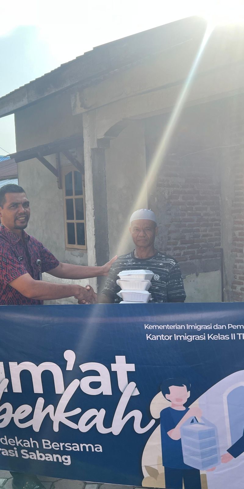 Jumat Berkah, Imigrasi Sabang bagikan makanan bergizi