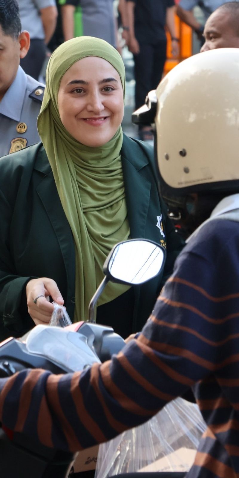 Imigrasi Surabaya bagikan ratusan paket takjil ke pengendara