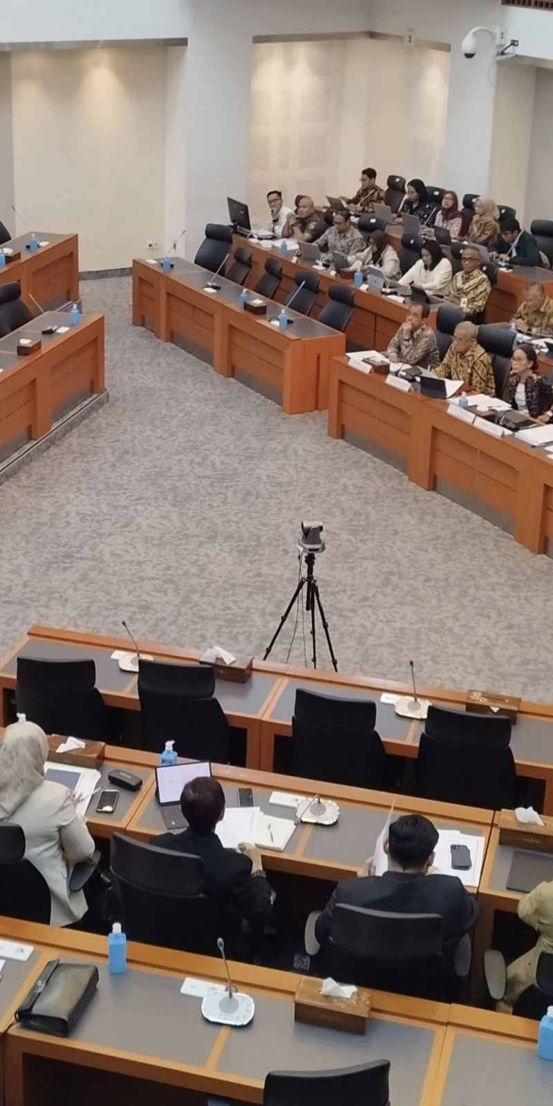 Komisi I DPR rapat dengan Menhan dan Menkum bahas RUU TNI