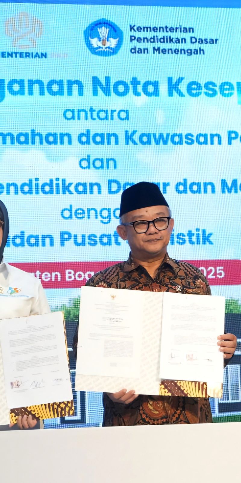 Ini serah terima kunci rumah bagi guru secara serentak di 8 provinsi