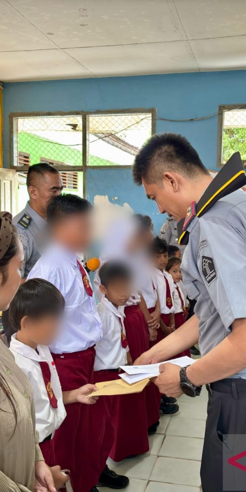 Lapas Tanjungpandan salurkan bantuan seragam sekolah untuk siswa kurang mampu