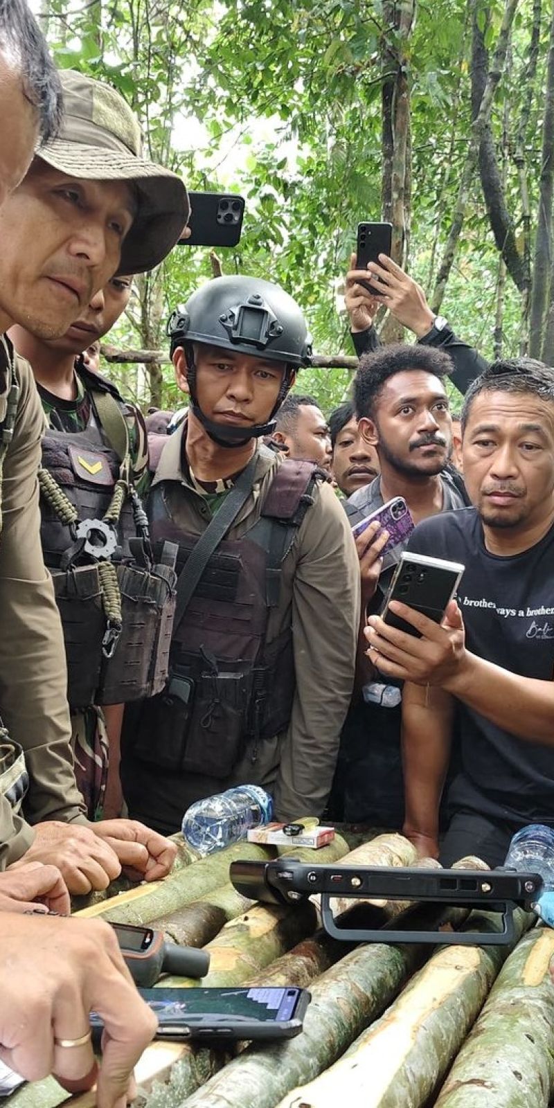 Satgas Moskona Polri menyelamatkan Ketua Komnas HAM Papua dari KKB